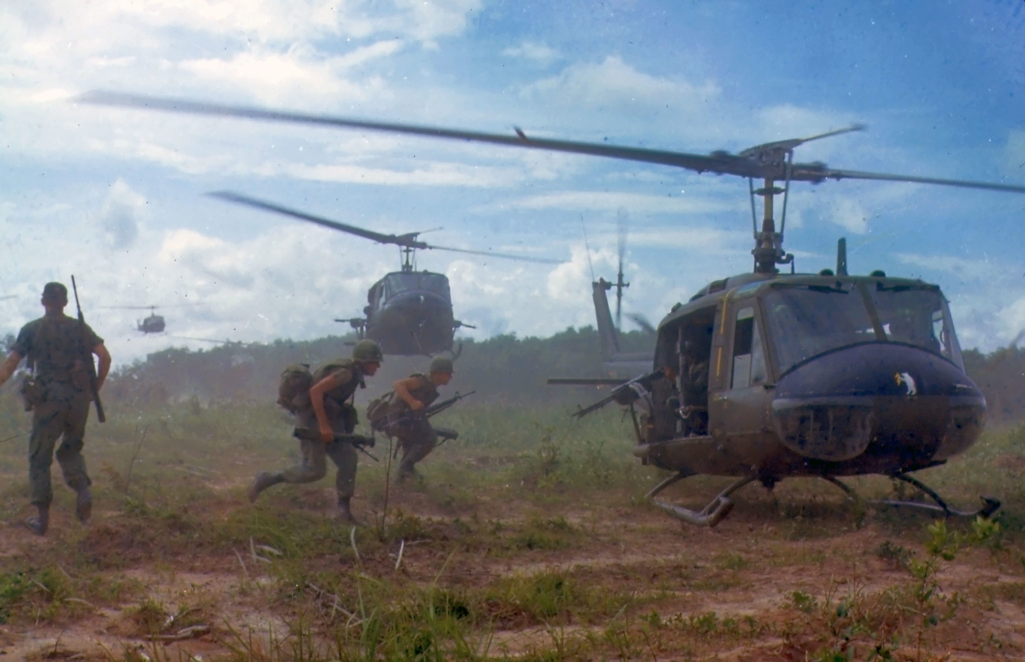 UH-1D_helicopters_in_Vietnam_1966-scaled.jpg